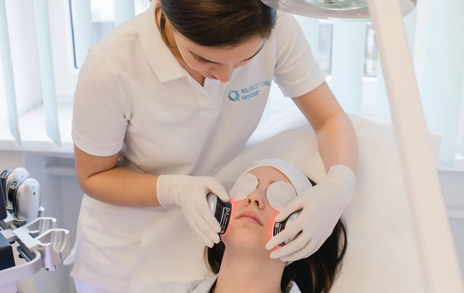 Hydrafacial mit LED-Lichttherapie für ein verbessertes Hautbild in Hannover