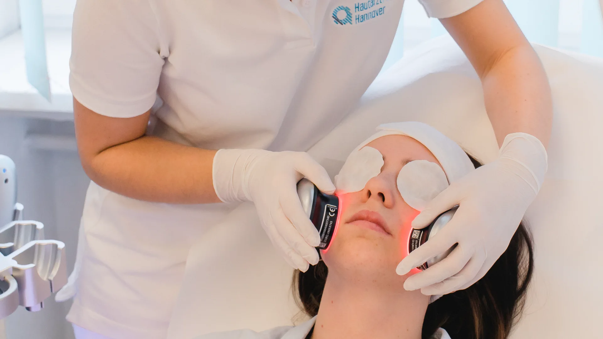 Medizinische Hautbehandlung mit Lichttherapie in der HautarztPraxis Hannover